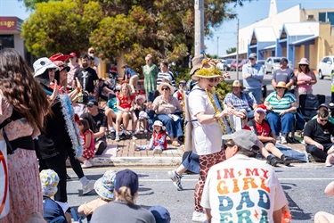 Crowd at the 2025 City of Onkaparinga Christmas Pageant