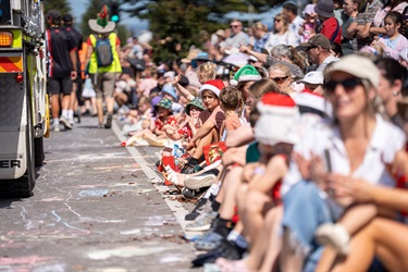 Crowd at the 2025 City of Onkaparinga Christmas Pageant